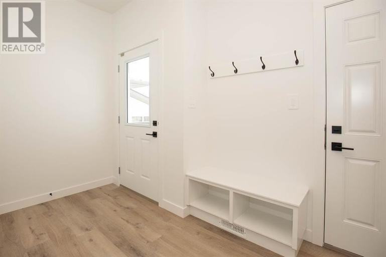 84 Henderson Cres - Photo 2 of 10