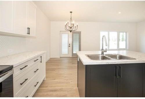 84 Henderson Cres - Photo 3 of 10