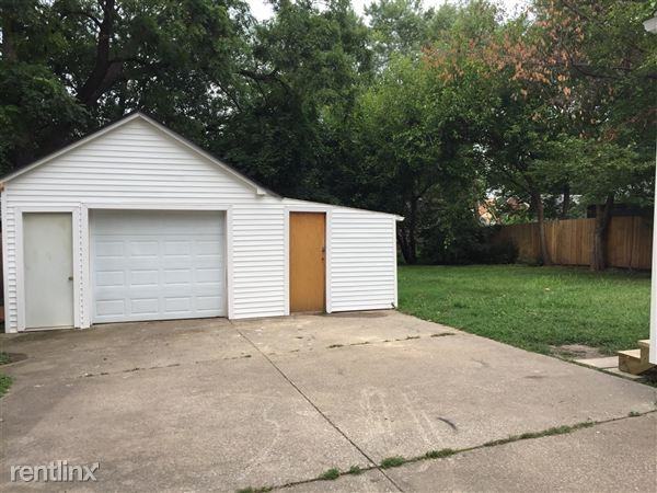 1028 68th St - Photo 3 of 10