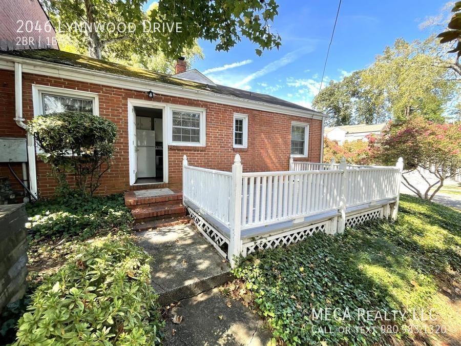 2046 Lynnwood Dr - Photo 2 of 15