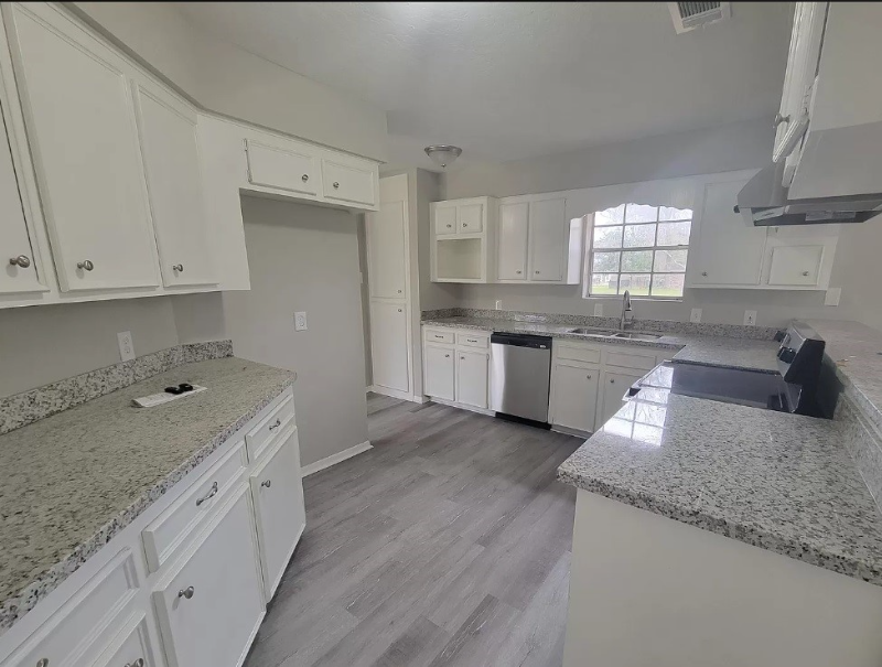 25708 Parkway Dr - Photo 2 of 18