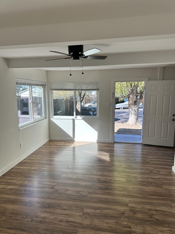 28 Mermaid Ct #1 - Photo 3 of 15