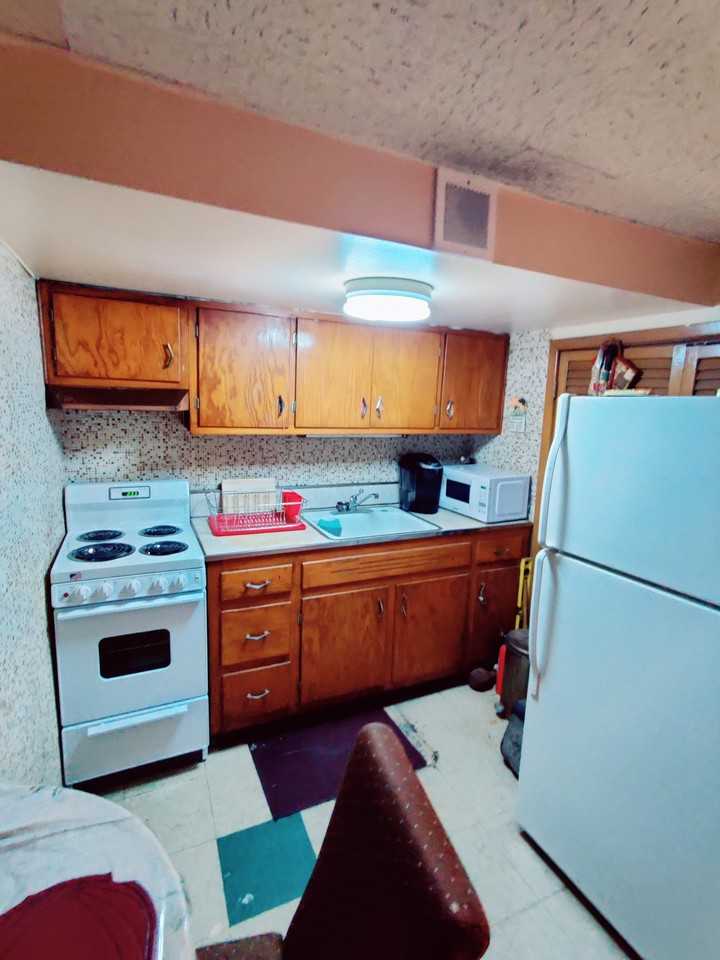 607 East 99th Street - Photo 3 of 6