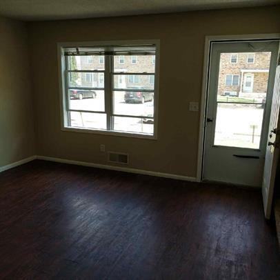 Lincoln Manor - Photo 4 of 38