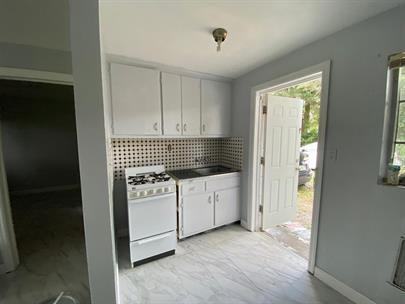 Lakeside APT - Photo 3 of 10