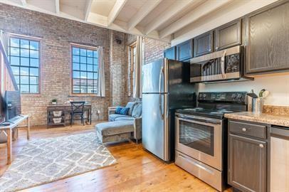 725 SW Washington Street - Photo 2 of 8