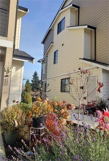 Allenmore Brownstones - Photo 4 of 50