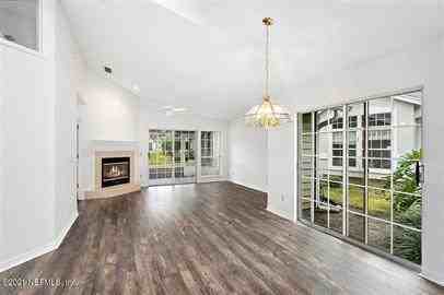 810TR - Photo 3 of 14