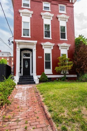 320 E College St - Photo 2 of 50