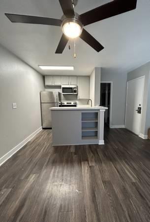 915 West 21st Street - Photo 2 of 3