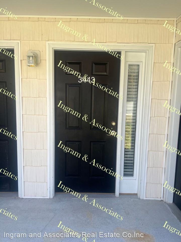 Hardwood Square Apartments - Photo 2 of 17