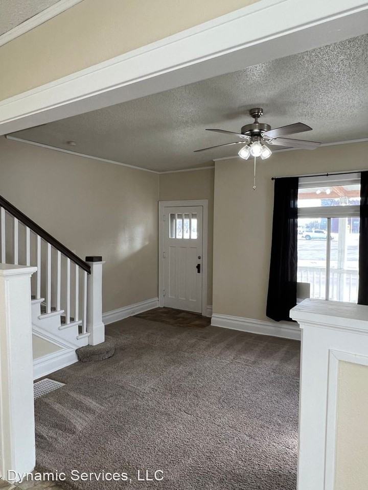 422-424 W 12th St - Photo 3 of 29