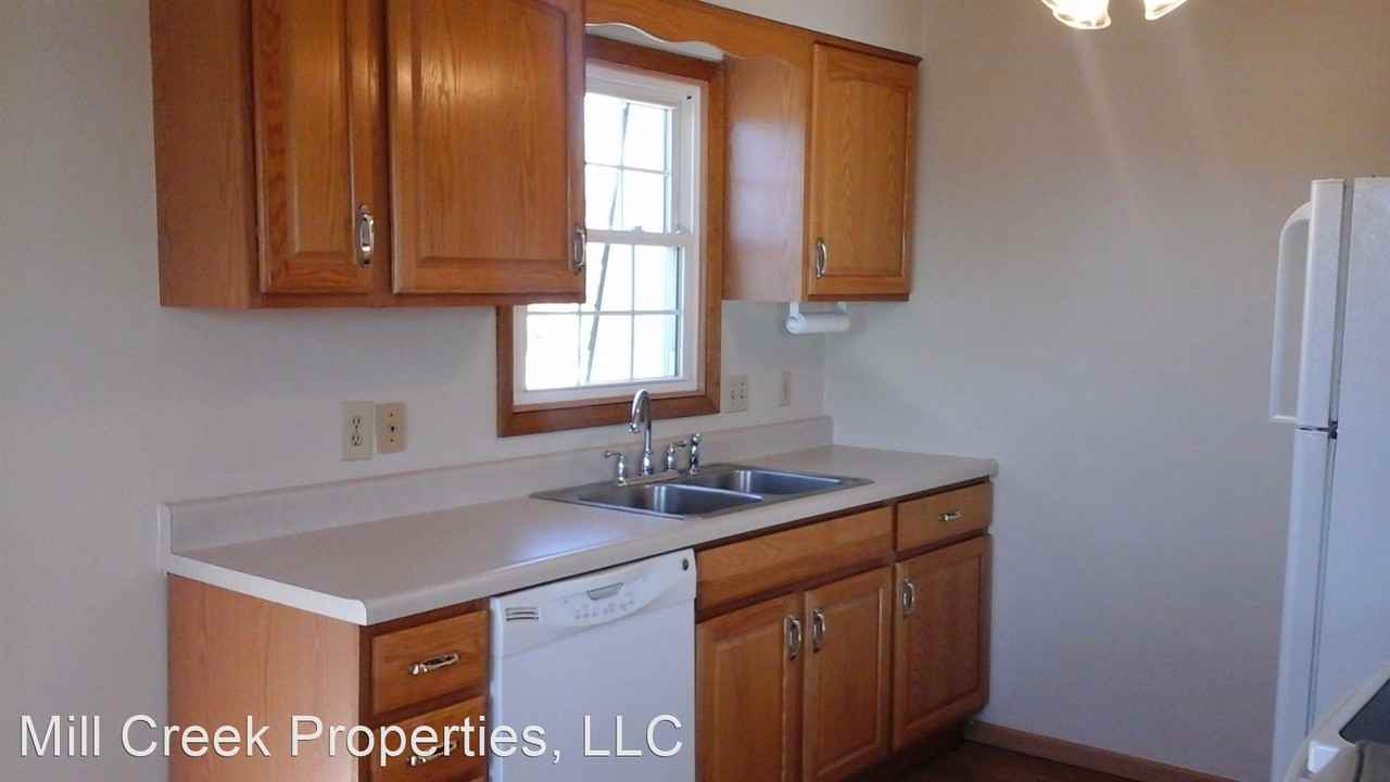 204 E 10th St - Photo 2 of 6