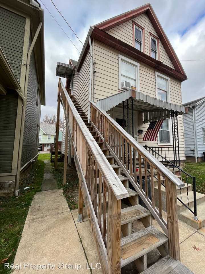 210-210.5 E Walnut St - Photo 2 of 15