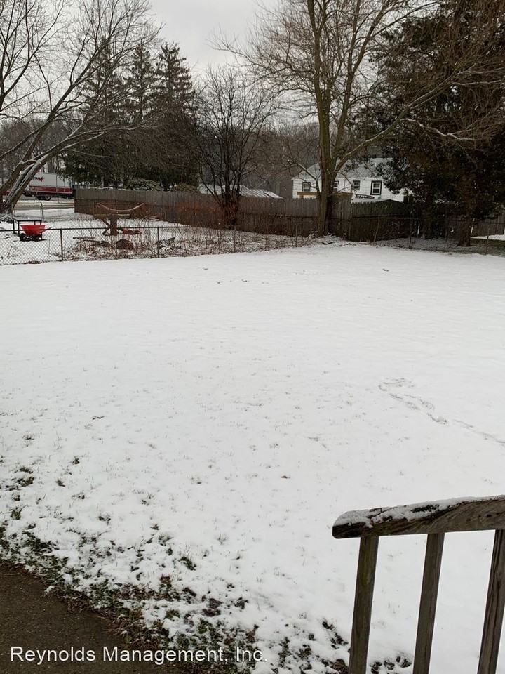 953/957 Denecourt - Photo 3 of 9