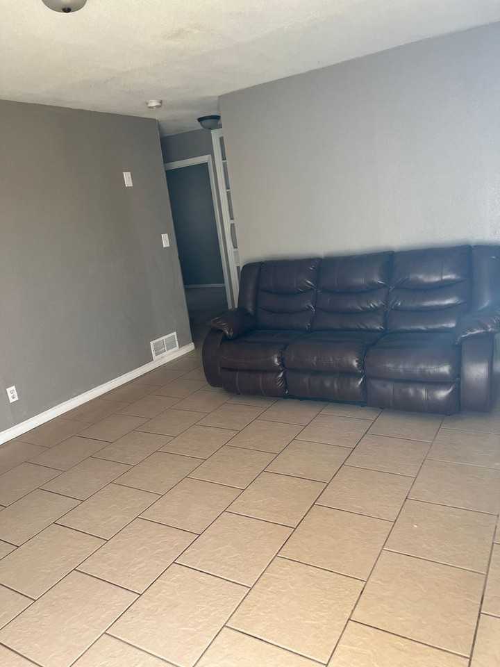 1105 S 4th St - Photo 2 of 8