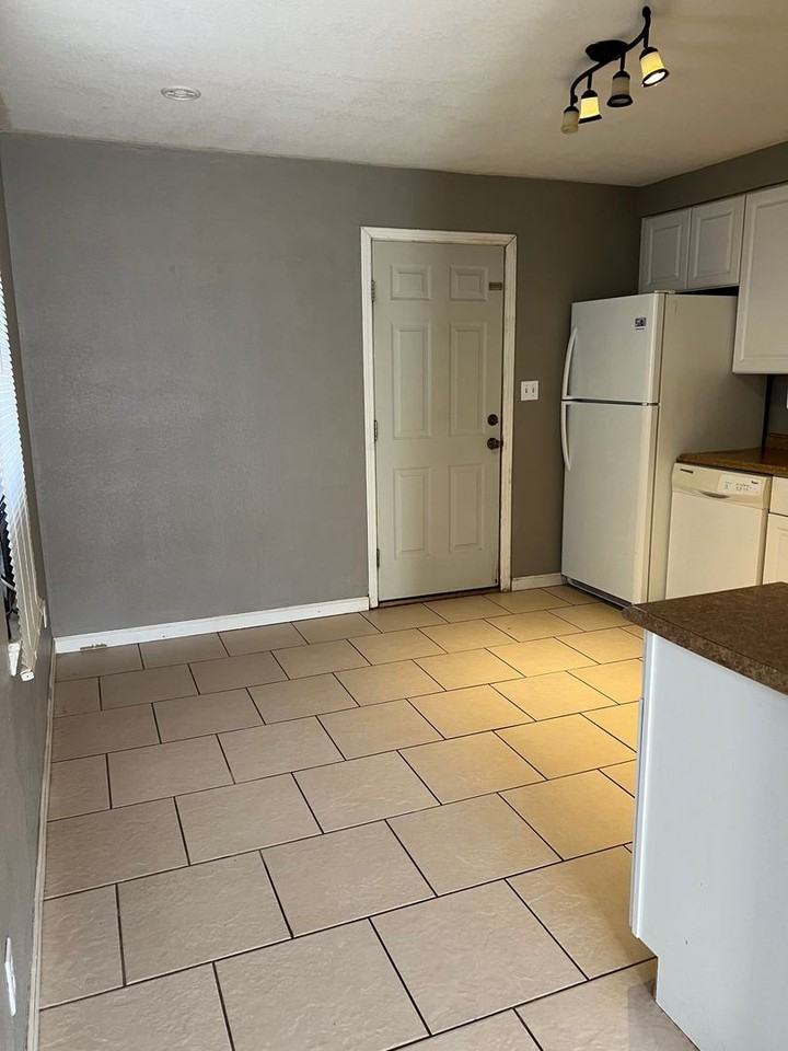 1105 S 4th St - Photo 3 of 8