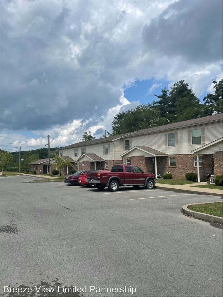 Breeze View Townhouses - Photo 3 of 5