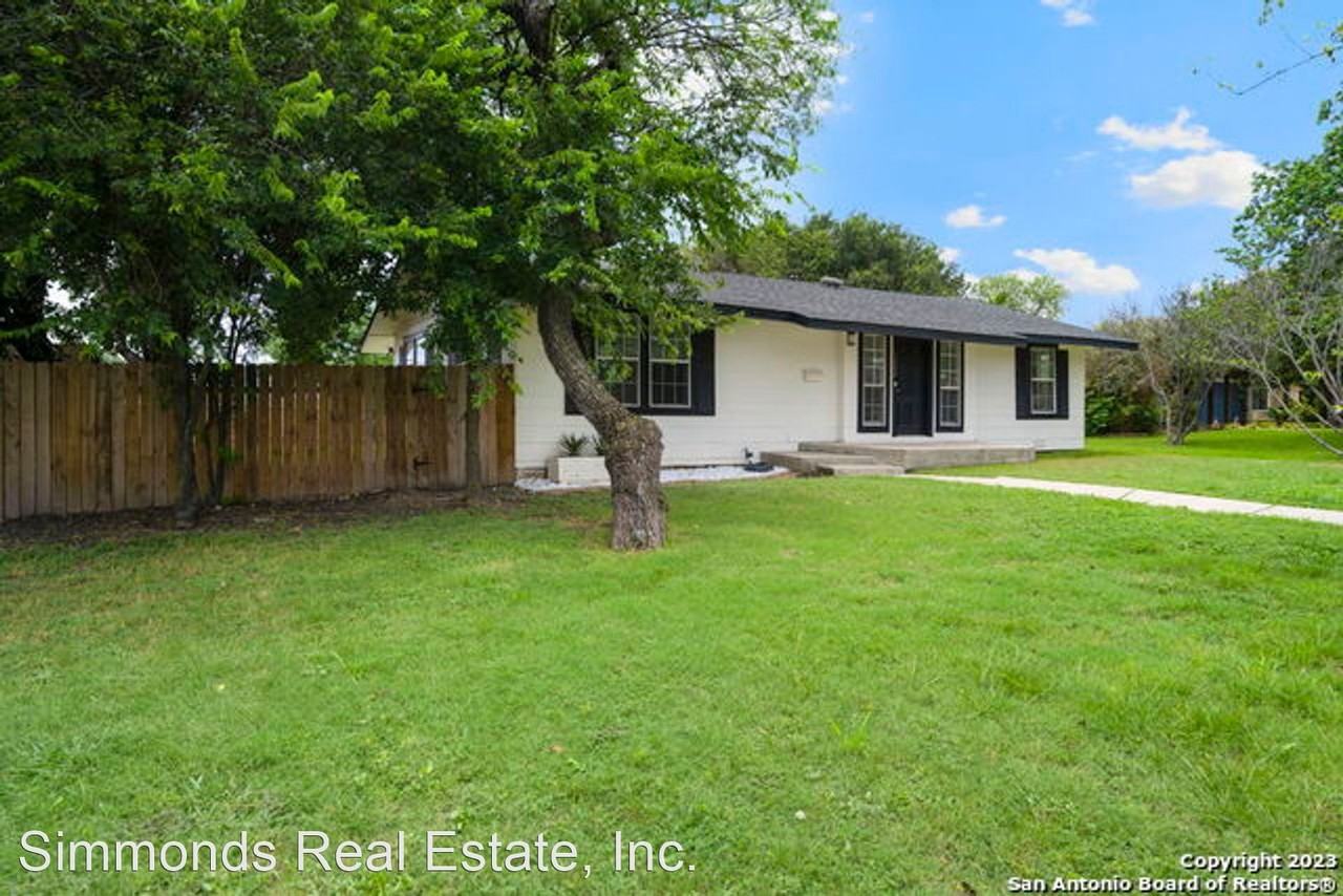 1080 Ivy Ln - Photo 2 of 22