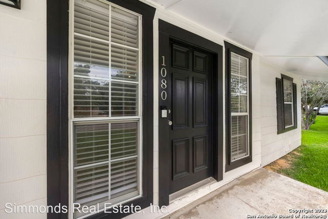 1080 Ivy Ln - Photo 3 of 22