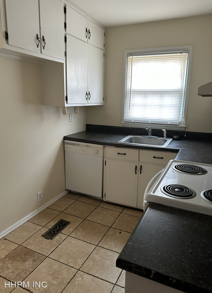 261 Lewis St - Photo 2 of 10
