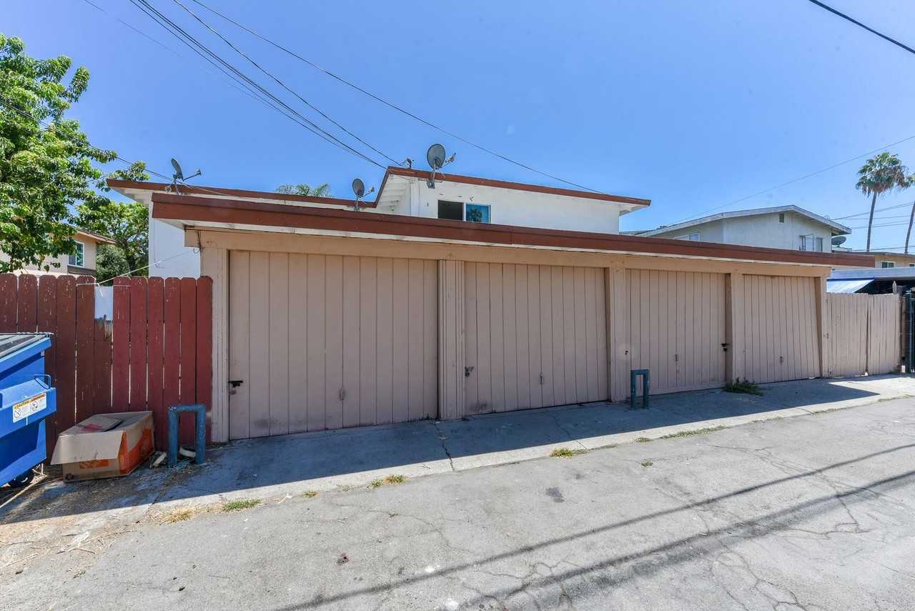 2506 South Rosewood Avenue - Photo 3 of 19