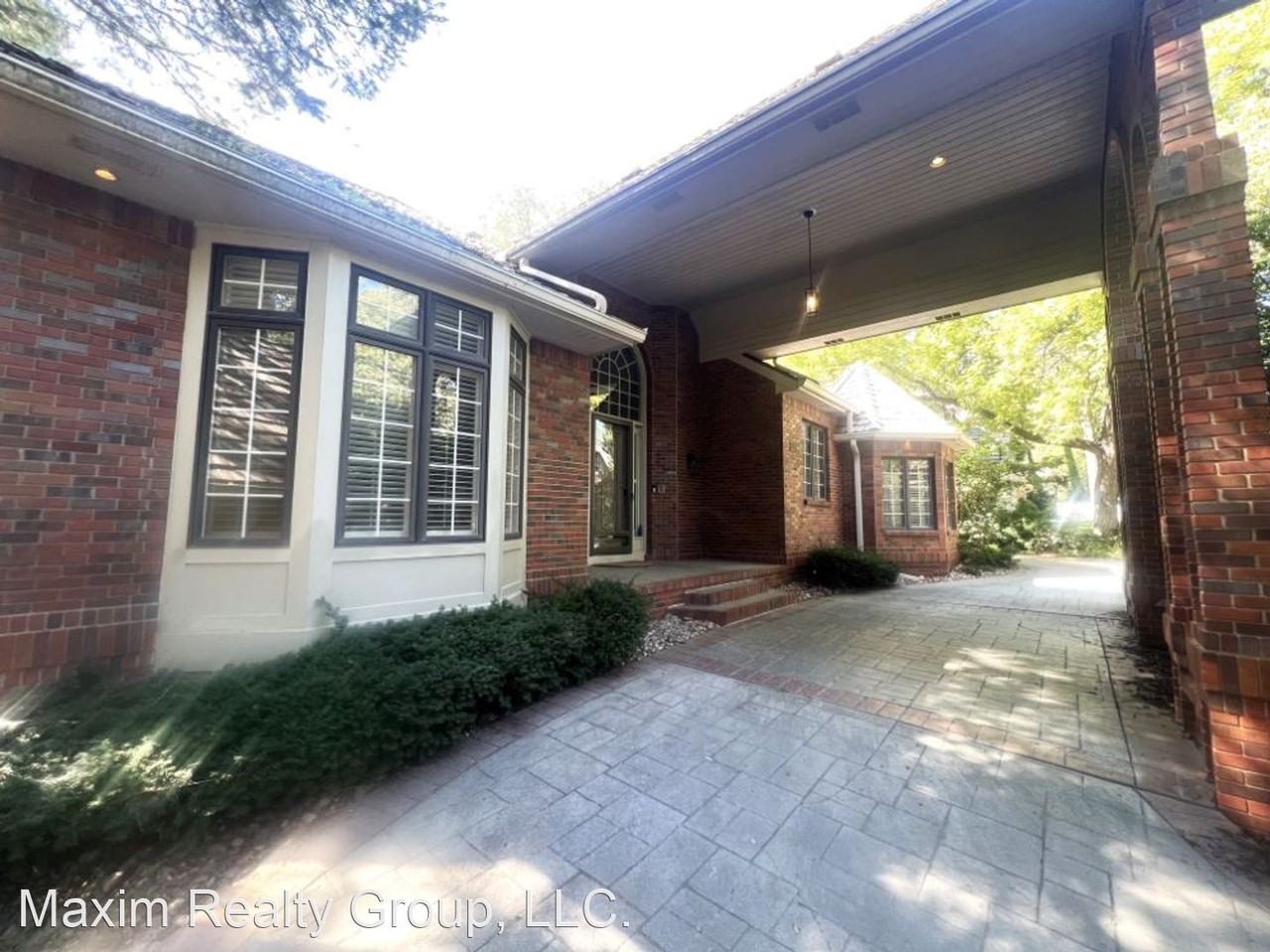 1124 S 113th Ct - Photo 2 of 49