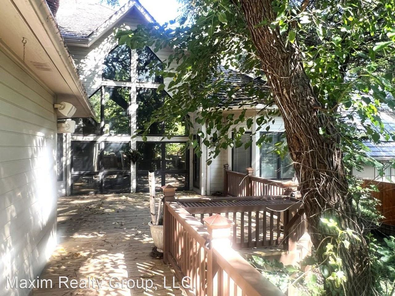 1124 S 113th Ct - Photo 3 of 49