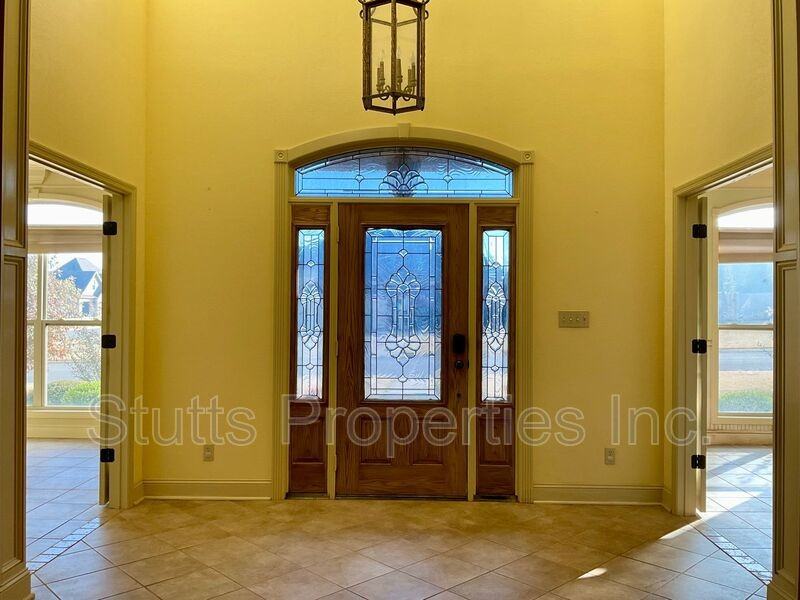 322 Wheaton Dr - Photo 2 of 32