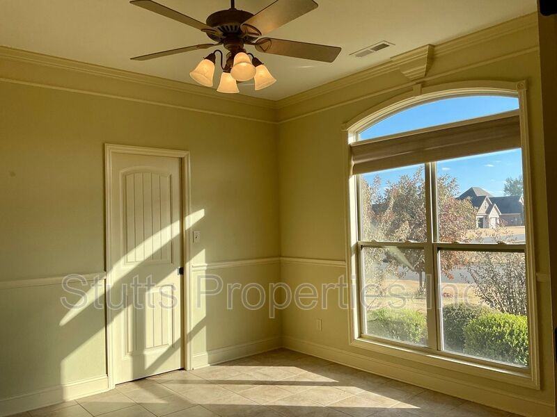 322 Wheaton Dr - Photo 3 of 32