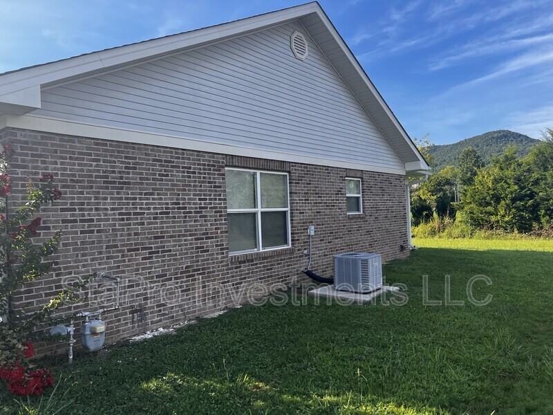 512 Jordan Cir - Photo 2 of 15