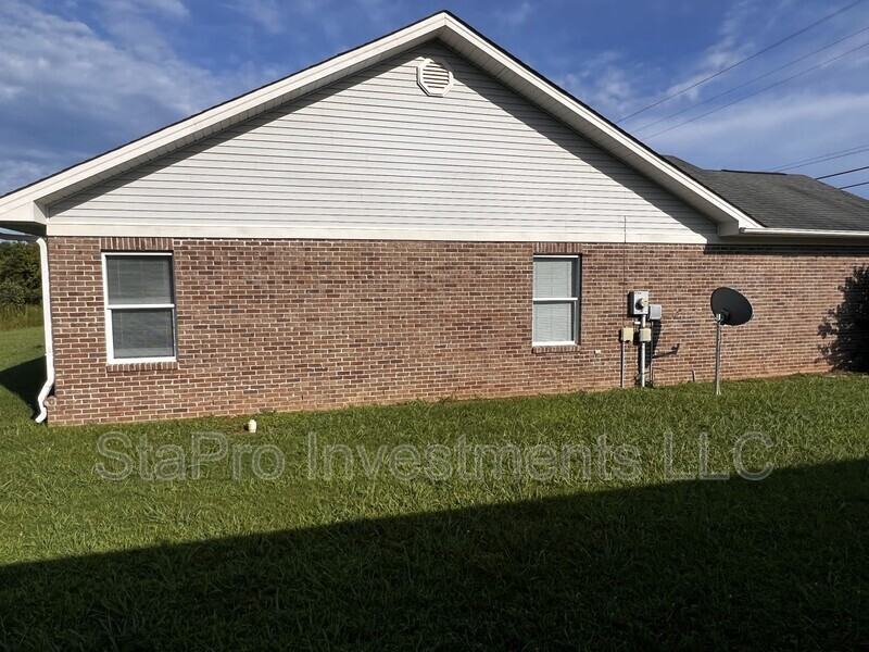 512 Jordan Cir - Photo 3 of 15