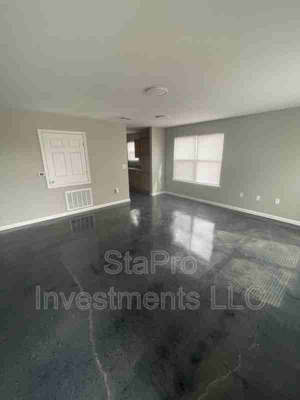 524 Jordan Cir - Photo 2 of 12