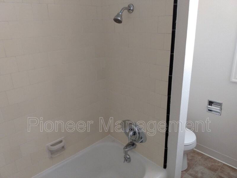 1144 Ne Freemont Ave - Photo 3 of 16