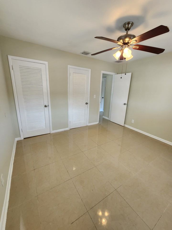 933 W Kalmia Dr - Photo 3 of 6