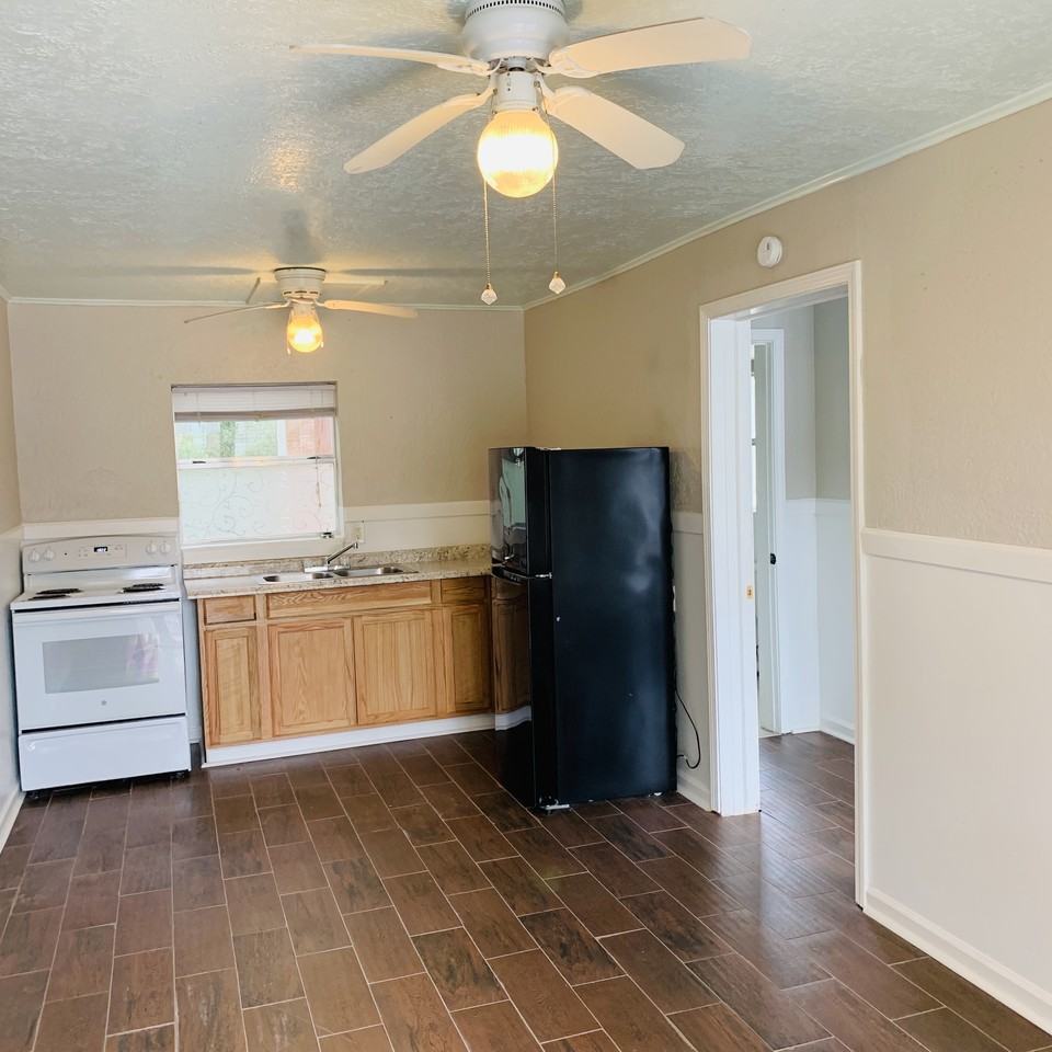 255 E Courtland St - Photo 2 of 9