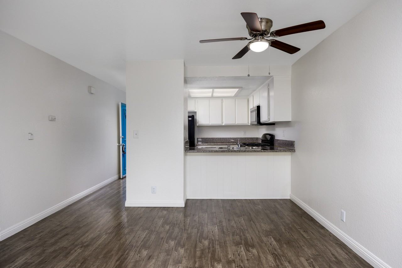 750 Redondo Beach Blvd - Photo 4 of 12