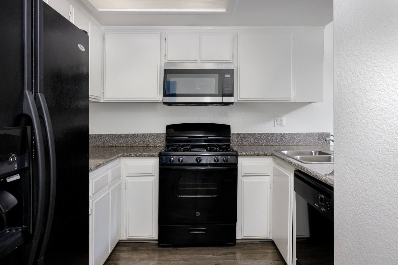 750 Redondo Beach Blvd - Photo 7 of 12