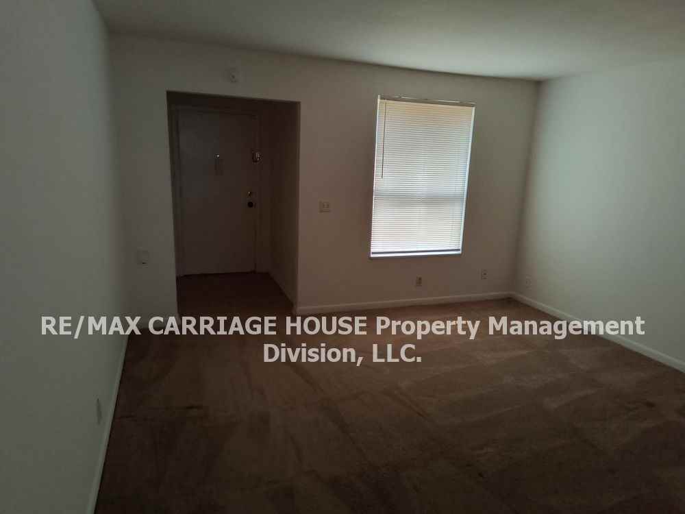 380 Monaco Dr - Photo 3 of 13