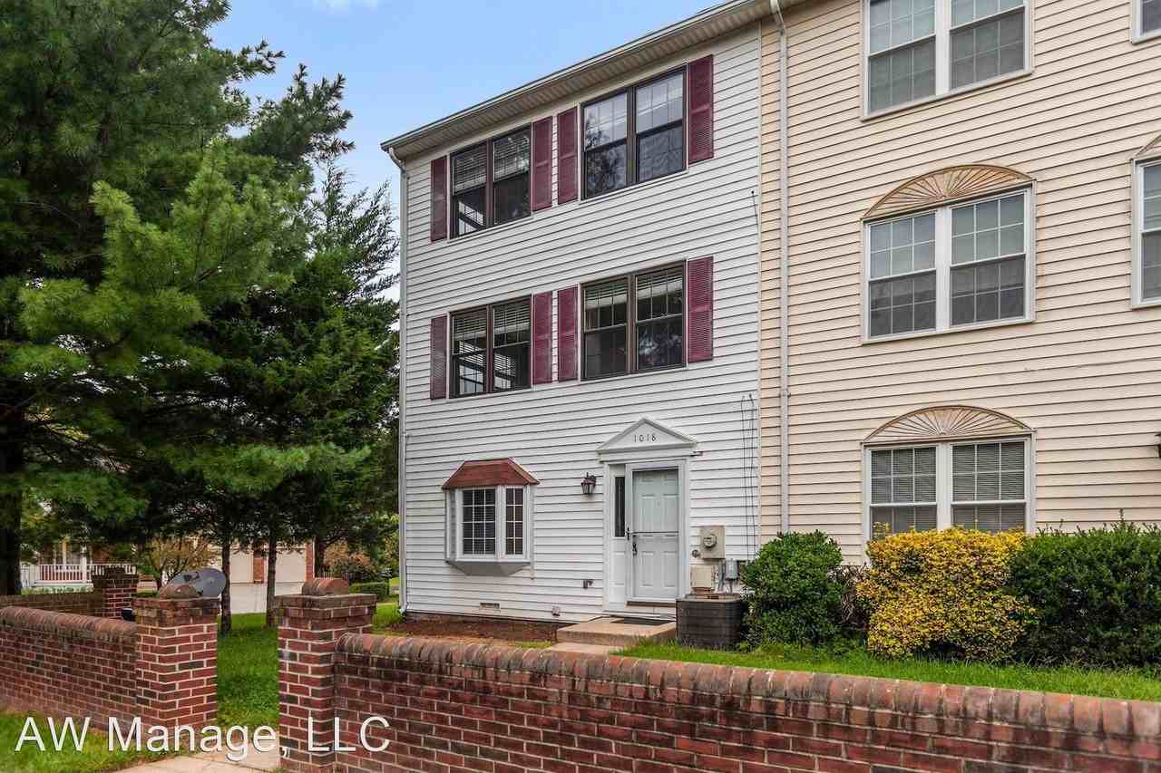 1018 Mondrian Ter - Photo 2 of 24