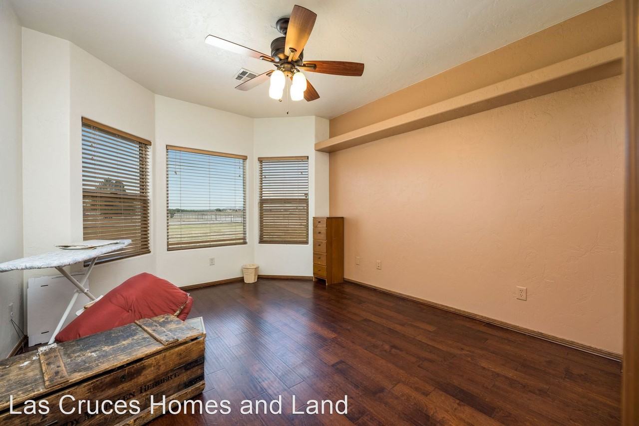 1007 Hoskins Ln - Photo 2 of 35