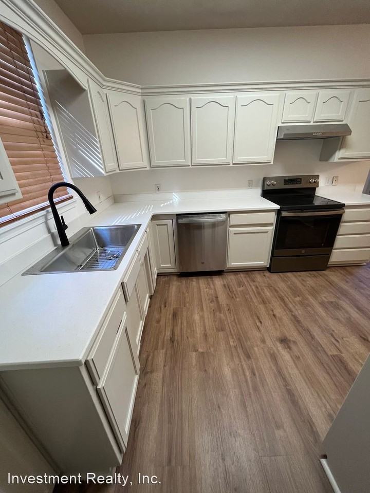 311 N Dogwood St - Photo 3 of 14
