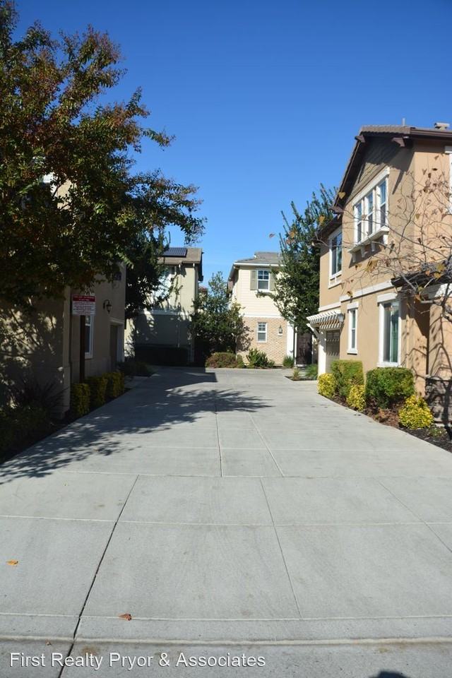 321 Macarthur Way - Photo 3 of 47