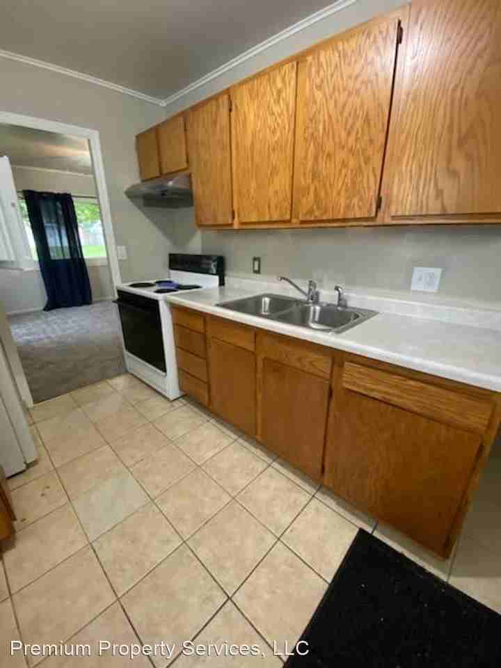 1846 Spruce St - Photo 3 of 8