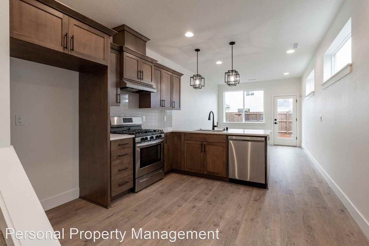 730 Se 37th St #B - Photo 3 of 15