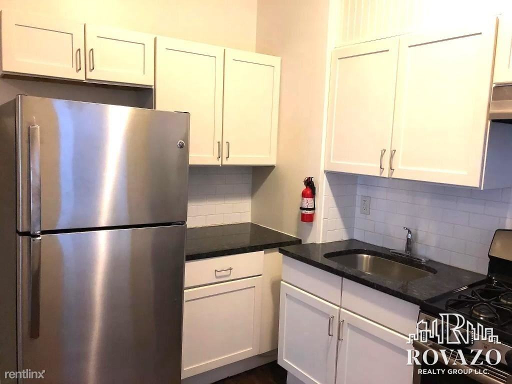 211 Summer Ave - Photo 2 of 5