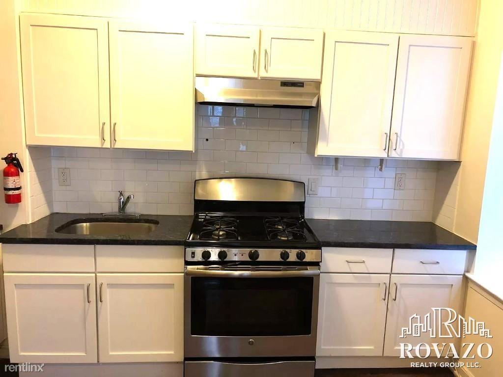 211 Summer Ave - Photo 3 of 5