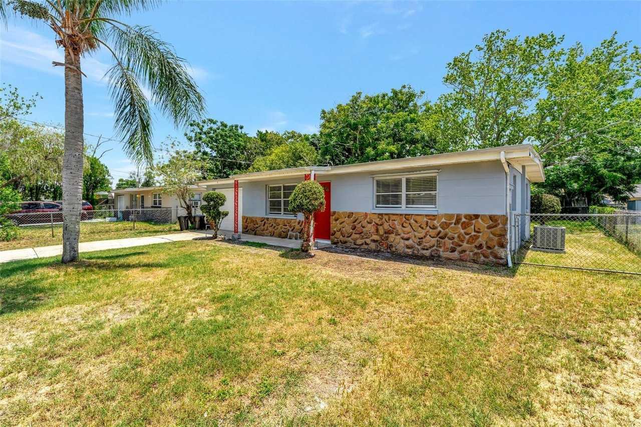 11134 Harding Dr - Photo 2 of 34