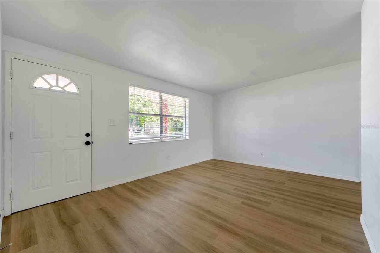 11134 Harding Dr - Photo 3 of 34