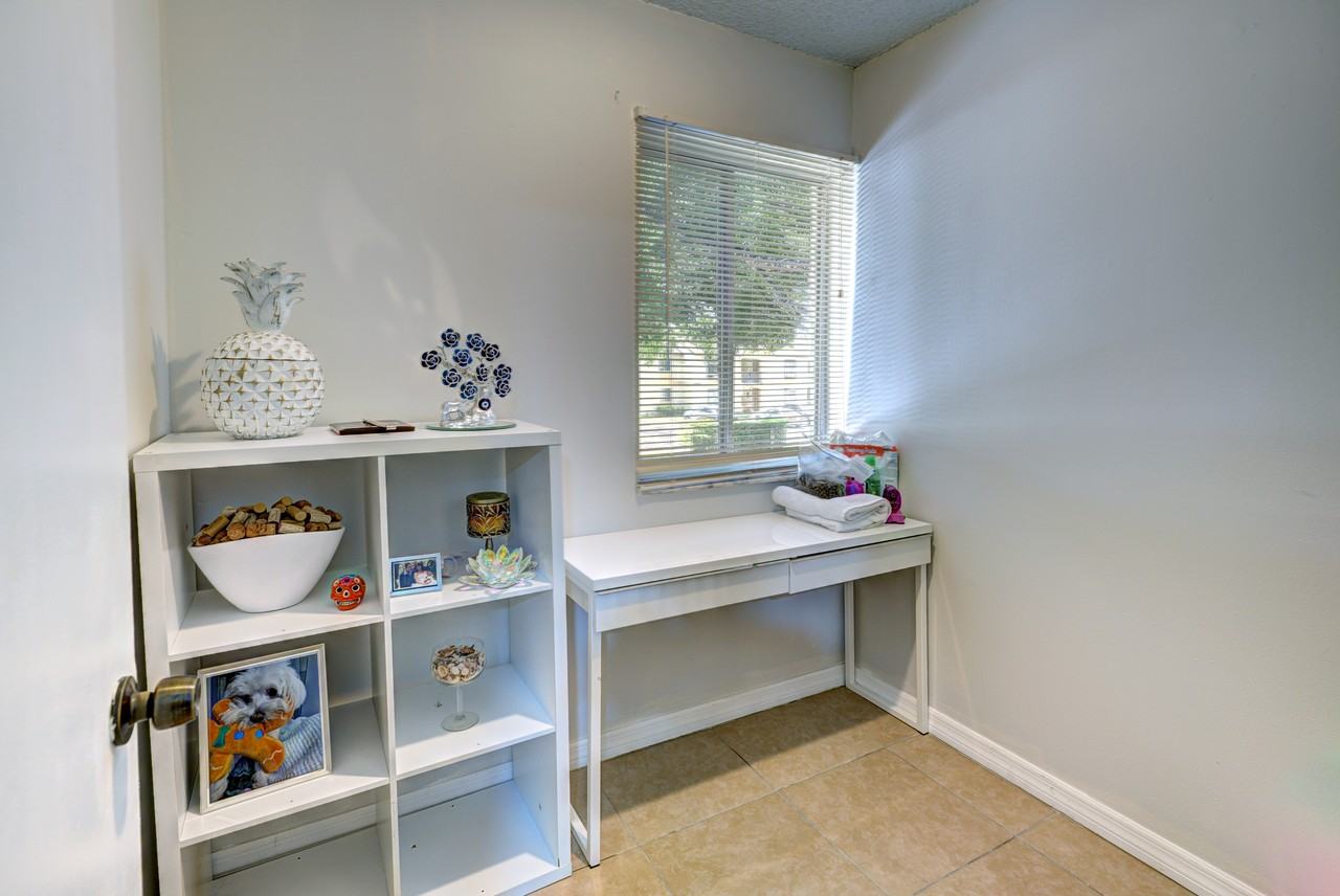 304 Gardens Drive - Photo 5 of 17